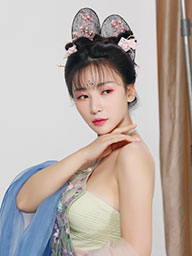 柳巖身穿藕綠色肚兜露出鎖骨和美艷香肩